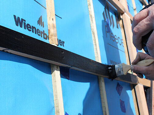 Fachowiec nakłada Parabond Panel